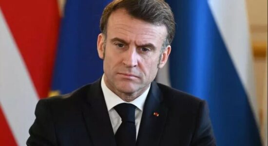 “Po hyjmë në një epokë të re”, Macron i drejtohet kombit: Siguria e Francës dhe Europës kërcënohet nga Putini