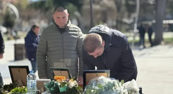 Mickoski u nënshkrua në Librin e Ngushëllimeve në Koçan