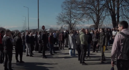 (VIDEO) Qytetarët protestuan kundër faturave të larta të energjisë: Mos na vidhni më!