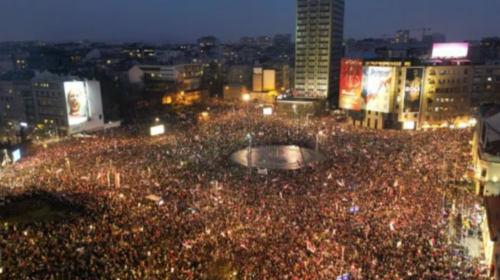 Përfundon protesta/ Beograd, mijëra protestues kërkuan largimin e Presidentit Vuçiç