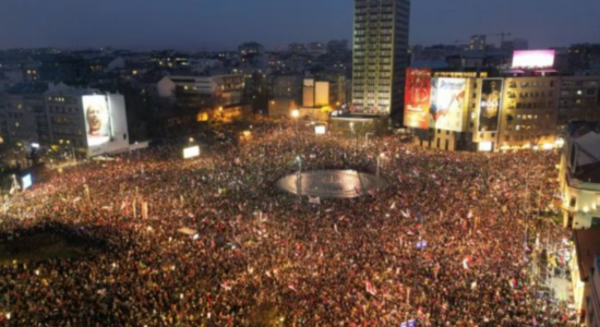 Përfundon protesta/ Beograd, mijëra protestues kërkuan largimin e Presidentit Vuçiç