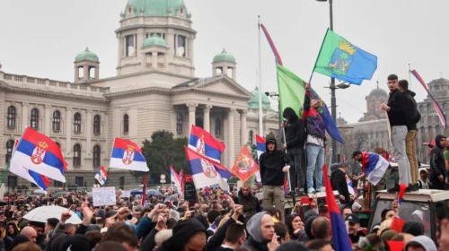 Parlamenti serb pranon dorëheqjen e kryeministrit, zgjedhjet e reja në fillim të qershorit