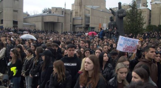 (VIDEO) Tragjedia në Koçan, studentët dhe profesorët e Shën Kirilit tubim solidarizues