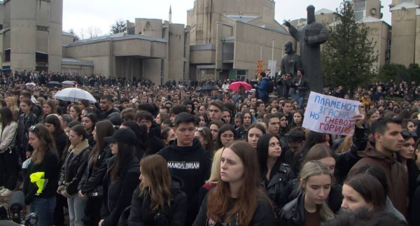 (VIDEO) Tragjedia në Koçan, studentët dhe profesorët e Shën Kirilit tubim solidarizues