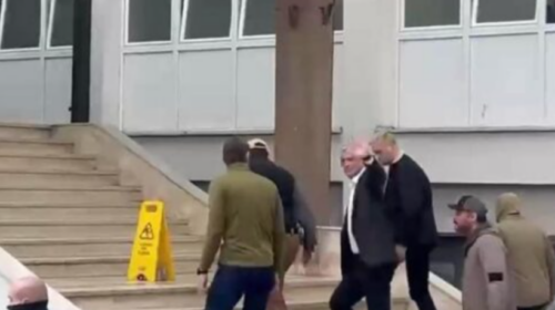 “UÇK” – Momenti kur Thaçi përshëndet me dorë qytetarët që brohorisnin në oborrin e QKUK-së