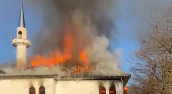 Shqipëri, përfshihet nga zjarri një xhami