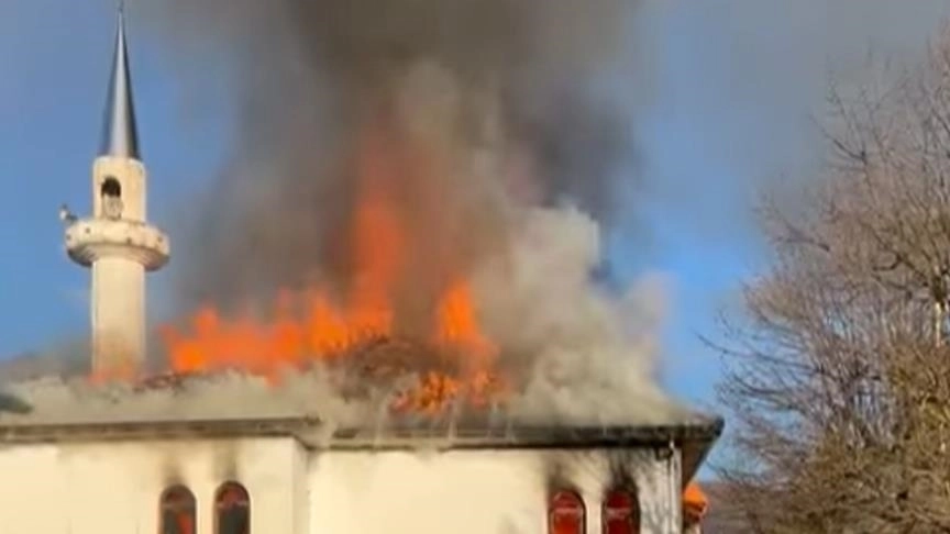 Shqipëri, përfshihet nga zjarri një xhami