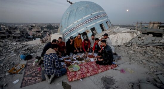 Të rinjtë palestinezë bëjnë iftar mbi rrënojat e xhamisë “Salim Abu Muslim”