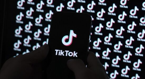 Qeveria e Shqipërisë miraton mbylljen e TikTok-ut për një vit