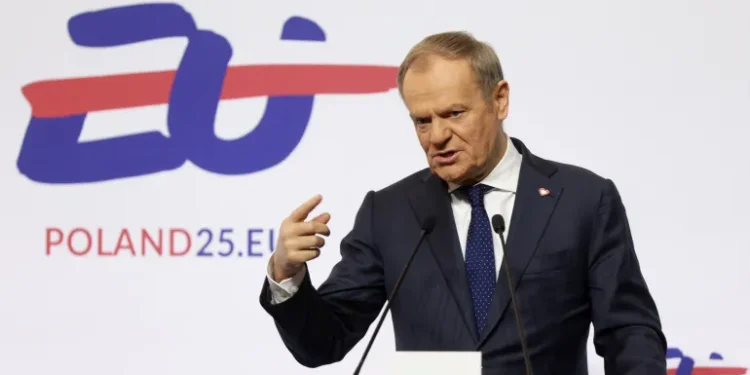 Tusk: Paradoksi i 500 milionë europianëve që u luten 300 milionë amerikanëve që t’i mbrojnë!