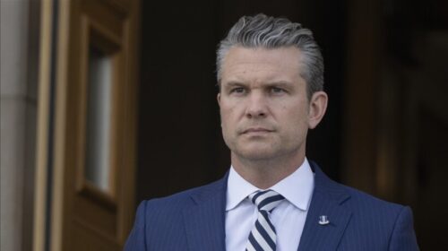 Shefi i Pentagonit nënshkruan qarkoren për rikthimin e personelit të pavaksinuar për COVID-19