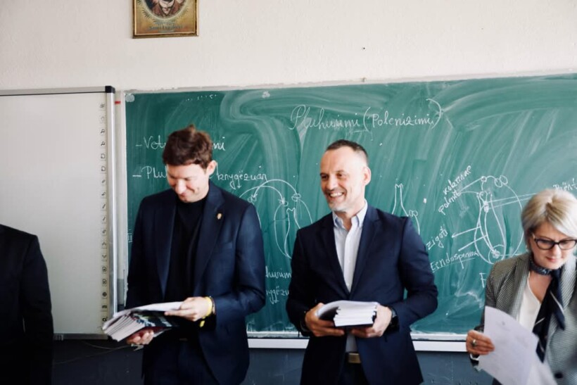 Zv/kryeministri Fetai dhe Ambasadori Meidani shpërndajnë libra në Kumanovë