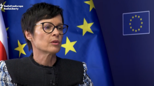 (VIDEO) Eurokomisarja Kos: Rruga evropiane e Maqedonisë së Veriut-histori e dhimbshme!