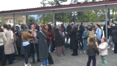 Minjtë në shkollën “Panajot Ginovski” në Butel, prindërit me protesta kërkojnë pastërti
