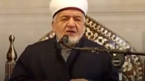 Paniku i tërmetit në Stamboll – hoxha i Xhamisë së Fatihut, Hamdi Arslan jep shembullin më të mirë duke qetësuar xhematin