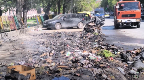 (VIDEO) “Piromanët” djegin mbeturinat jashtë kontejnerëve