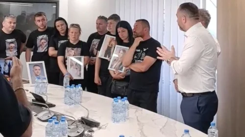 (VIDEO) Toshkovski takohet me familjarët viktimave në Koçan