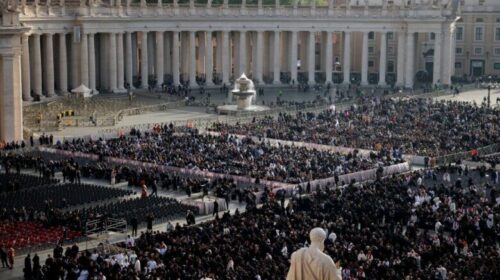 Sa njerëz do të jenë në funeralin e Papa Françeskut – dhe cilat janë rregullat?