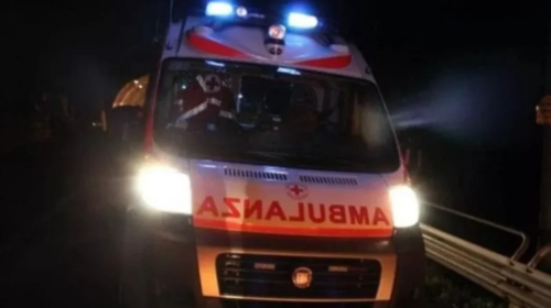 E rëndë në Itali! 21-vjeçari sulmohet për vdekje me thikë pranë shtëpisë së tij