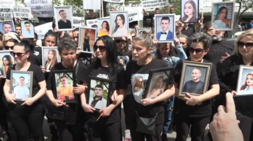 (VIDEO) Protesta në Koçan, prindërit e viktimave thonë se fajtorët janë të lirë