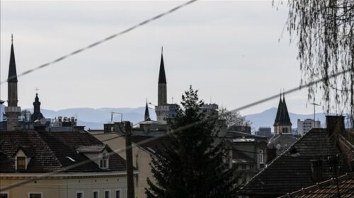 Shembull i rrallë në Evropë: Në Sarajevë, vendet e kultit të feve të ndryshme vetëm disa metra larg njëra-tjetrës