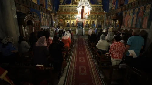 Të krishterët në Gaza e kalojnë Pashkën duke u lutur për paqe mes sulmeve brutale izraelite