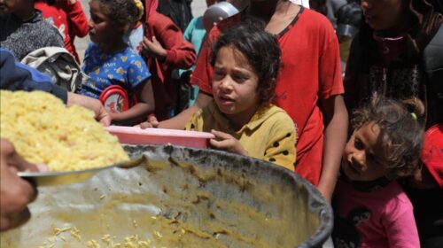 Gaza, shpërndahen ushqime të nxehta për palestinezët që po përballen me krizë ushqimore