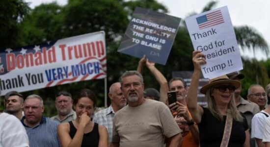 Trump shpjegon pse u dha statusin e refugjatit afrikano-jugorëve të bardhë