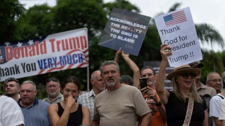 Trump shpjegon pse u dha statusin e refugjatit afrikano-jugorëve të bardhë
