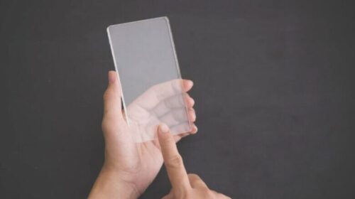 ‘Pajisja’ në dorën e saj ngatërroi të gjithë internetin