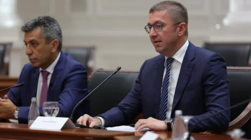 (VIDEO) Partnerët e koalicionit diskutojnë se kush do ta zëvendësojë Taravarin