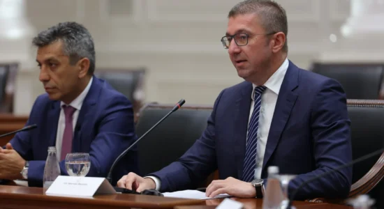 (VIDEO) Partnerët e koalicionit diskutojnë se kush do ta zëvendësojë Taravarin