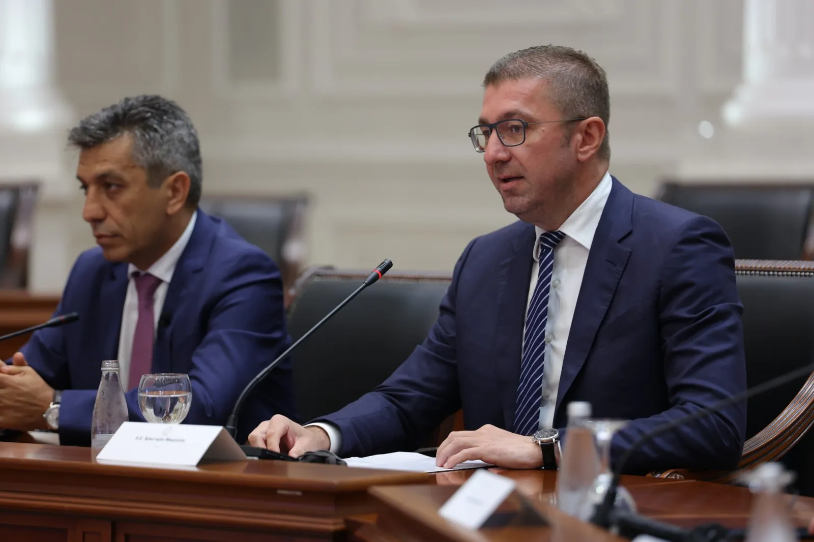 (VIDEO) Partnerët e koalicionit diskutojnë se kush do ta zëvendësojë Taravarin