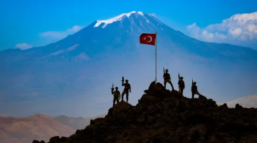 Një goditje historike ndaj terrorizmit: PKK-ja shpall shpërbërjen dhe çarmatimin