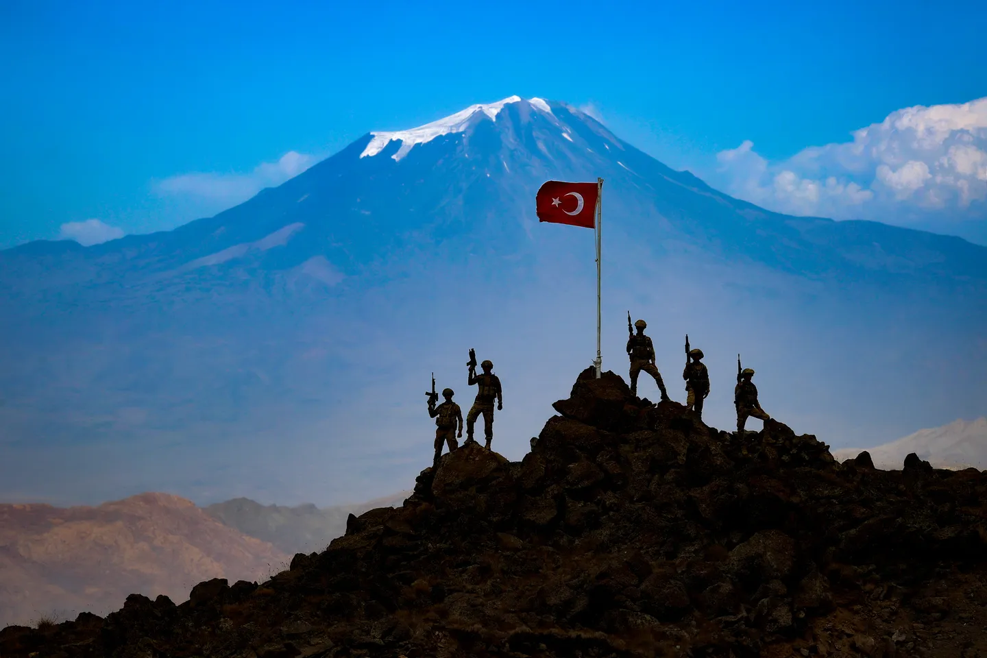 Një goditje historike ndaj terrorizmit: PKK-ja shpall shpërbërjen dhe çarmatimin