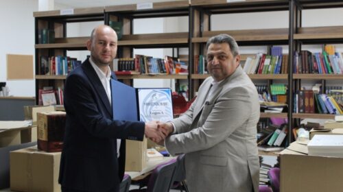 Logos – A dhuron 700 libra për UNT – literaturë bashkëkohore për studentetët dhe stafin akademik