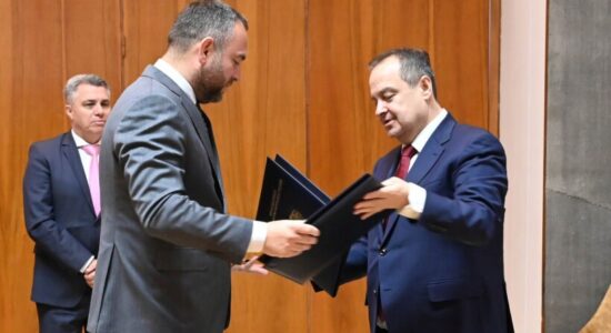 Pikë e përbashkët kufitare “One Stop” mes Maqedonisë dhe Serbisë, ministrat nënshkruan marrëveshje