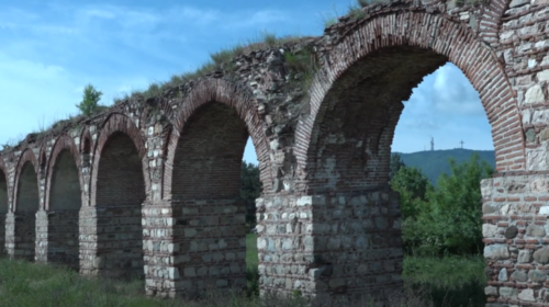(VIDEO) Mungesa e pastërtisë në Shkup, nga akuadukti i mbytur me mbeturina nis fushata e pastrimit