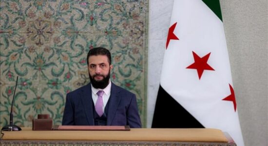 Presidenti sirian Al-Sharaa mbërrin në Paris në vizitën e tij të parë në Evropë
