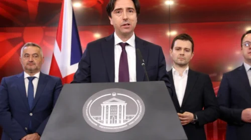 Ambasadori britanik i demanton informatat se në shtet do të ndërtohen kampe për emigrantë