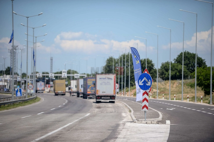 Azeski në takim me homologun e tij nga Kosova për tejkalimin e problemit rreth ndalesës së kamionëve të Maqedonisë me produkte ushqimore