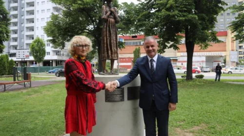 Ganiu dhe Dir zbulojnë skulpturën “Kujtim i hidhur i fëmijërisë”