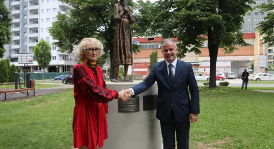 Ganiu dhe Dir zbulojnë skulpturën “Kujtim i hidhur i fëmijërisë”