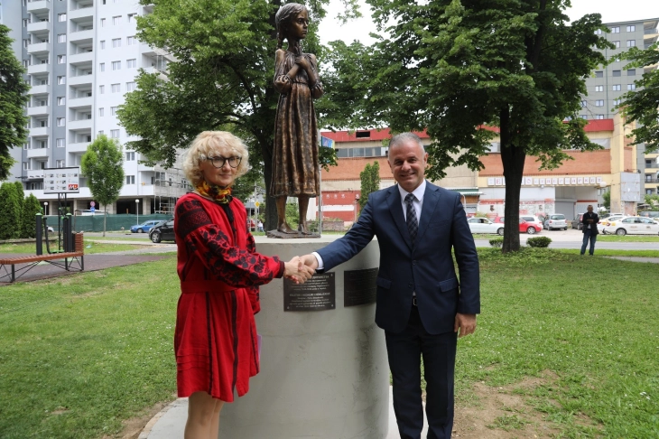Ganiu dhe Dir zbulojnë skulpturën “Kujtim i hidhur i fëmijërisë”