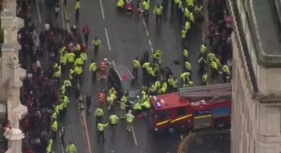 (VIDEO) Tronditje në festën e Liverpool-it: Makina përplas tifozët pasi futet mes turmës