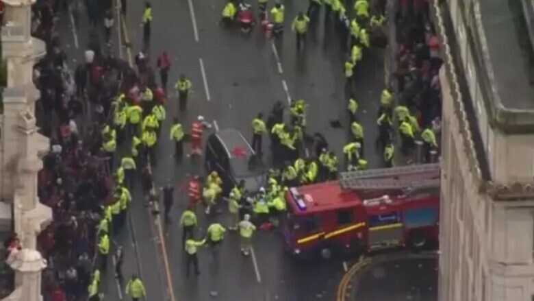 (VIDEO) Tronditje në festën e Liverpool-it: Makina përplas tifozët pasi futet mes turmës