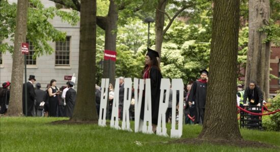 Studentët e Harvardit shpalosin mesazhe propalestineze gjatë ceremonisë së diplomimit