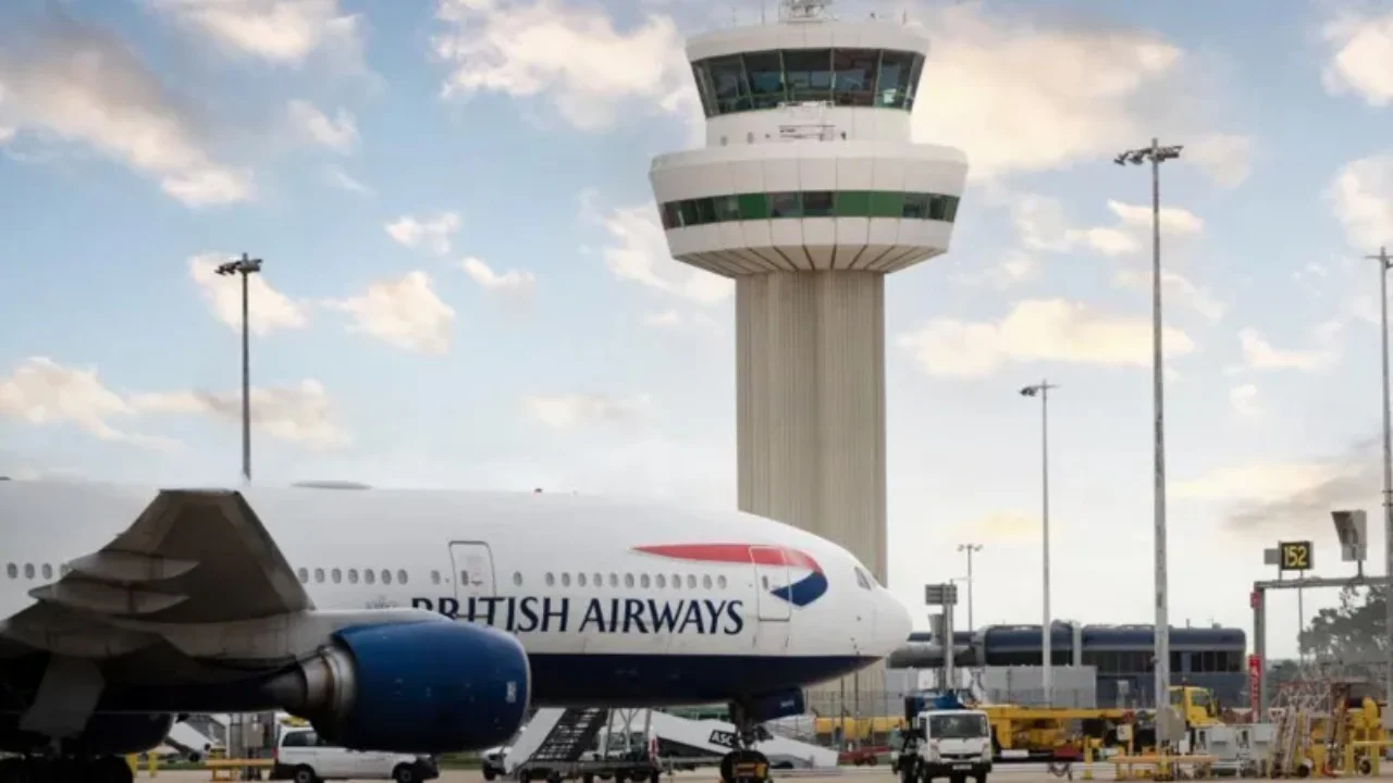 Incidenti i pazakontë në Britani, piloti ngatërron të majtën me të djathtën