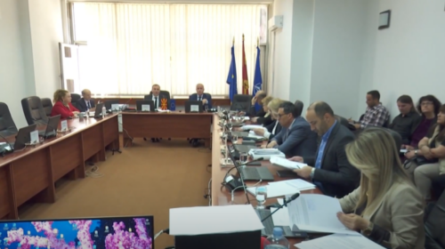 (VIDEO) Kushtetuesja mbeti pa raportuesen e procedurës së ligjit të gjuhëve