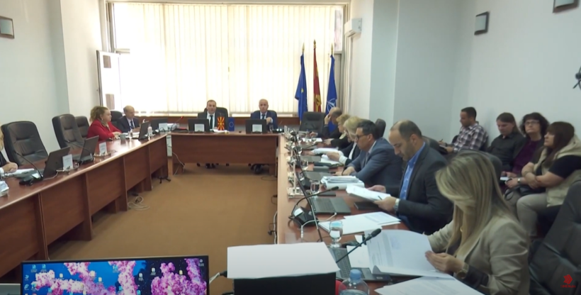 (VIDEO) Kushtetuesja mbeti pa raportuesen e procedurës së ligjit të gjuhëve
